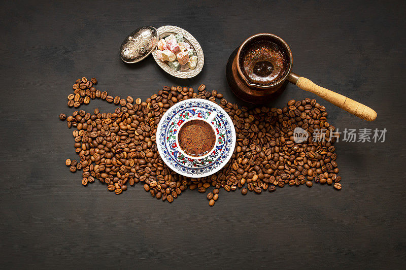土耳其咖啡概念，烤咖啡豆的土耳其地图，传统的热饮咖啡在瓷杯与铜咖啡壶和土耳其软糖