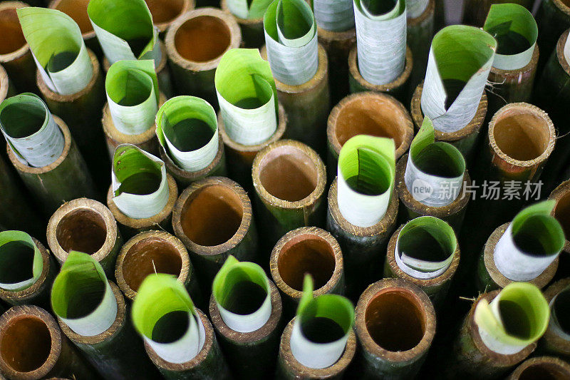 典型的亚洲食物――“Lemang”(芭蕉叶包竹蒸糯米)