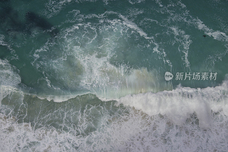 海浪在碧绿的海水中形成图案