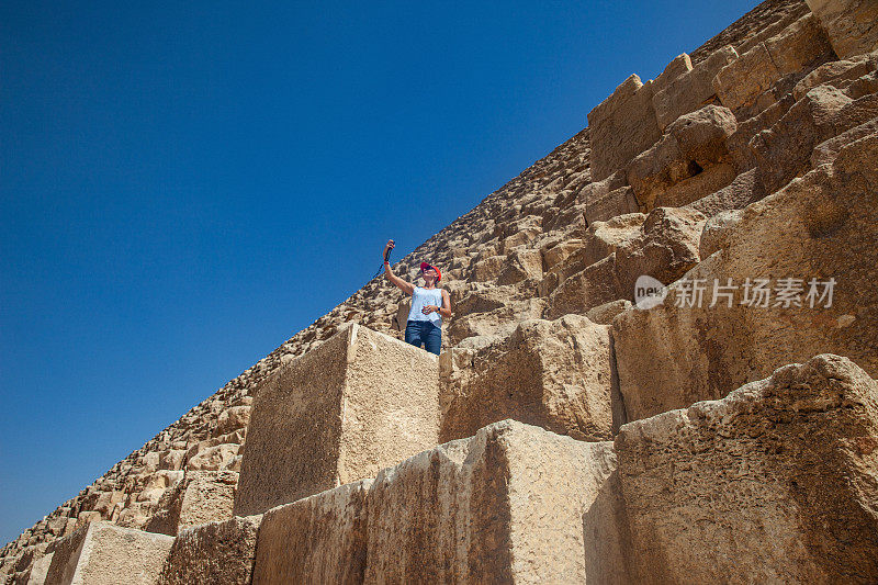 成年女性游客在古奥普金字塔上自拍
