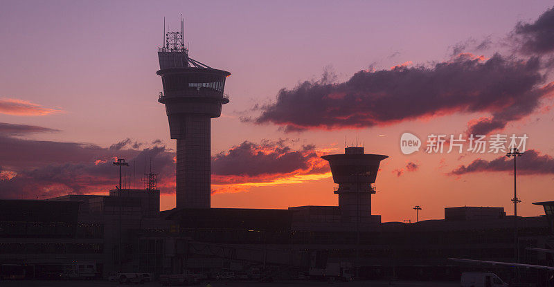 土耳其伊斯坦布尔阿塔图尔克机场关闭的空中交通管制塔