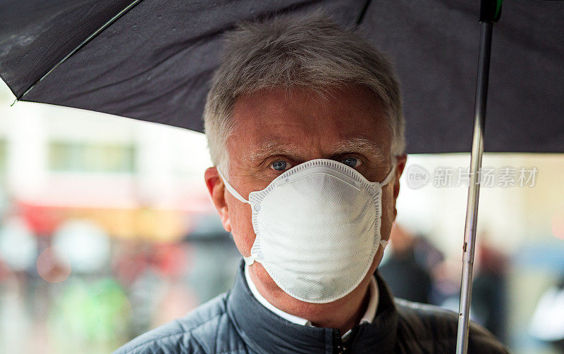 老人戴着防护口罩在城市户外活动