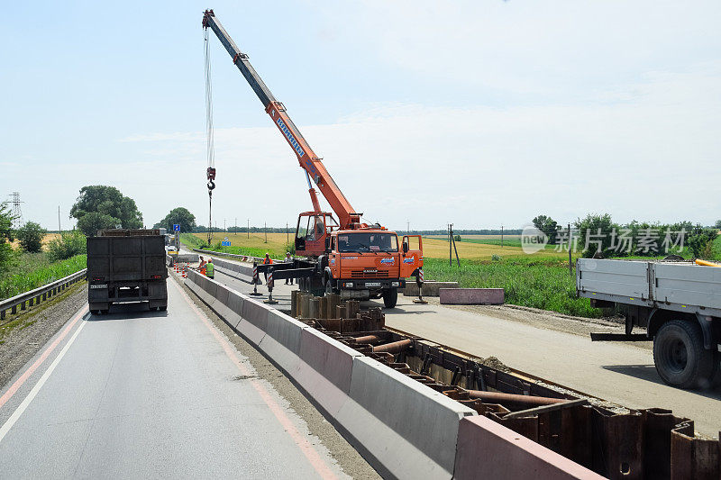 修建一条新路。用于维修和建设轨道的重型设备。