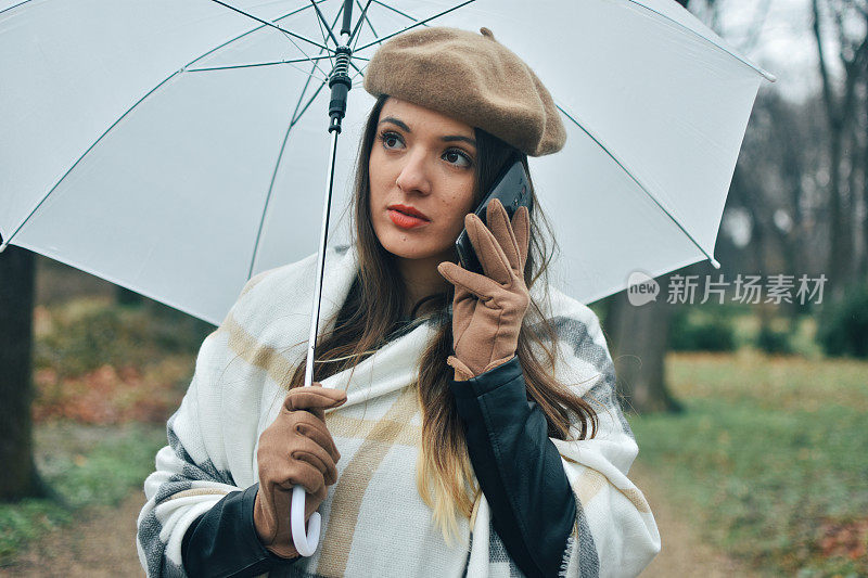 美丽的年轻女子享受着雨天