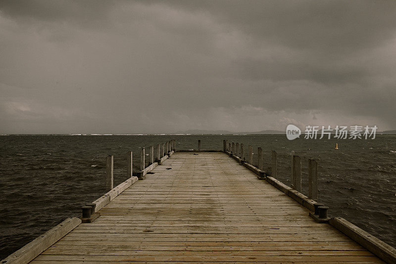 木制码头与暴风雨的海洋背景