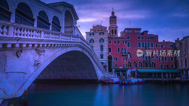 飘渺的长时间曝光——日出时的里亚托桥和大运河，意大利威尼斯