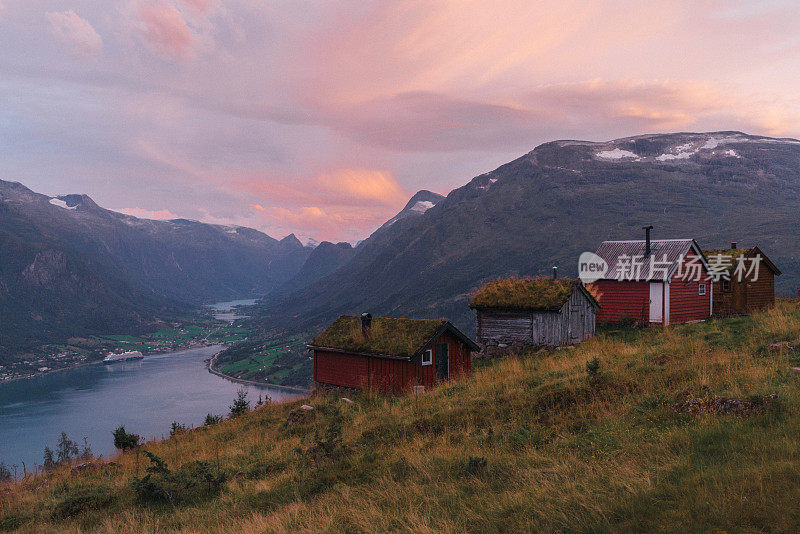 峡湾背景上长满青苔的小屋村落