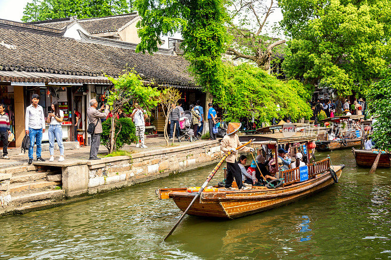中国传统游船在上海朱家角老城区的运河上。中国的威尼斯。