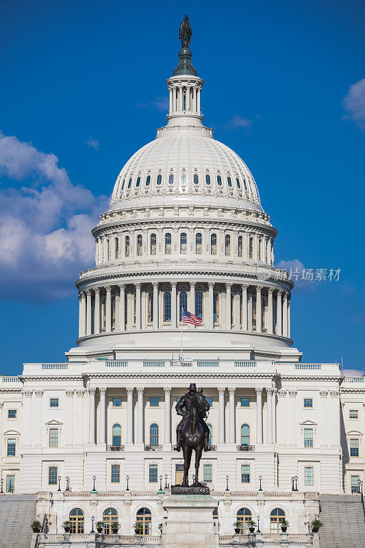 华盛顿特区的美国国会大厦圆顶上有尤利西斯·S·格兰特雕像