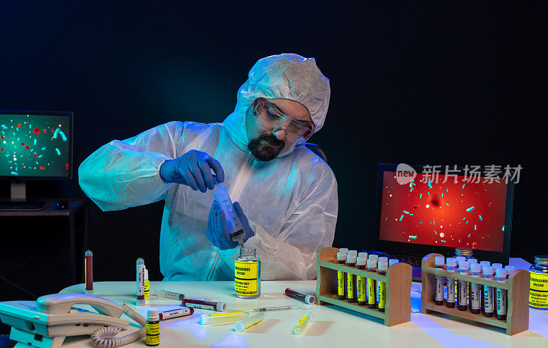 实验室科学家使用注射器，在实验室研究COVID-19(冠状病毒)疫苗，呆在家里