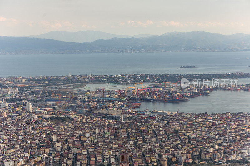 土耳其伊斯坦布尔潘迪克附近马尔马拉海沿岸的造船厂周围拥挤的建筑