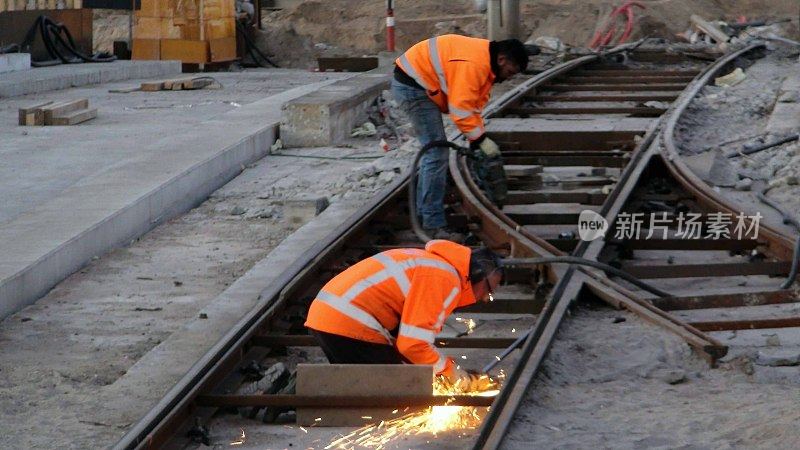 荷兰阿姆斯特丹，铁路建筑工人正在焊接一根铁路梁