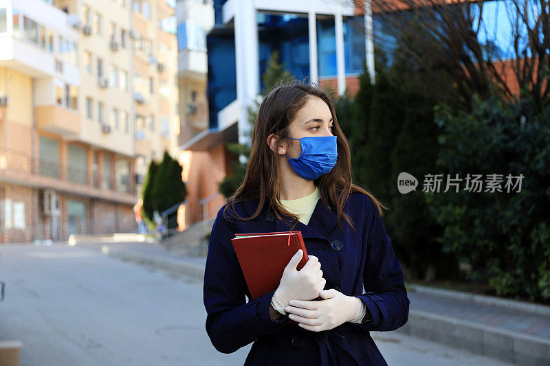 戴面罩和手套的年轻女子