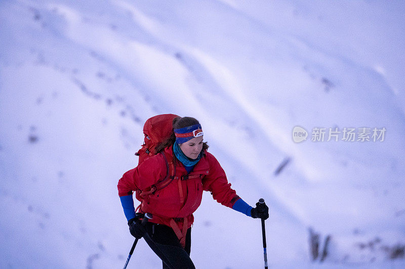 女野外滑雪者登山