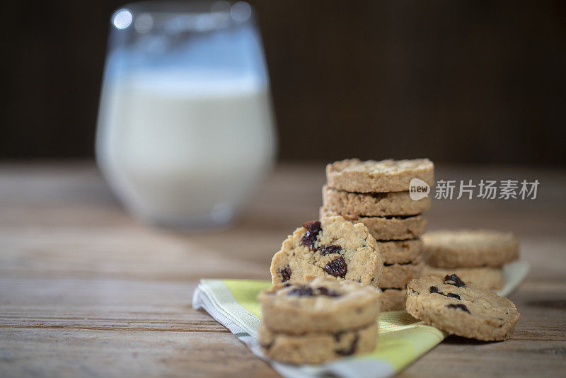 家里烤的蔓越莓饼干和一杯牛奶