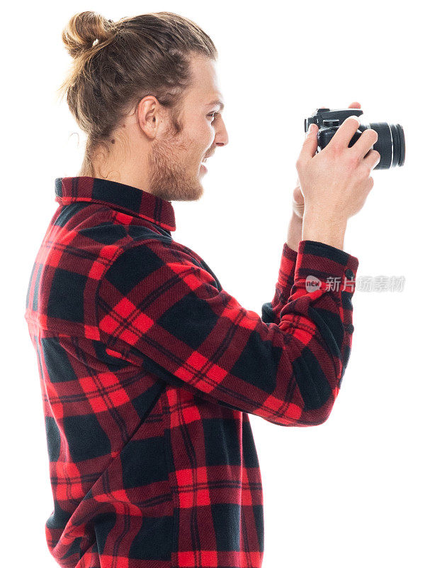白人男性摄影师站在白色背景穿着伐木工衬衫和拿着相机