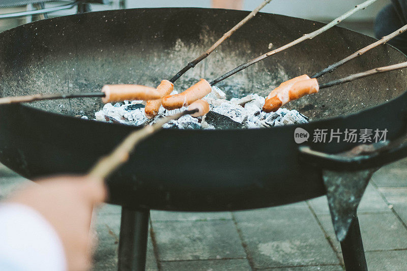 香肠串在烤架上