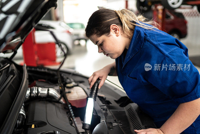 在汽车修理工作的女工程师