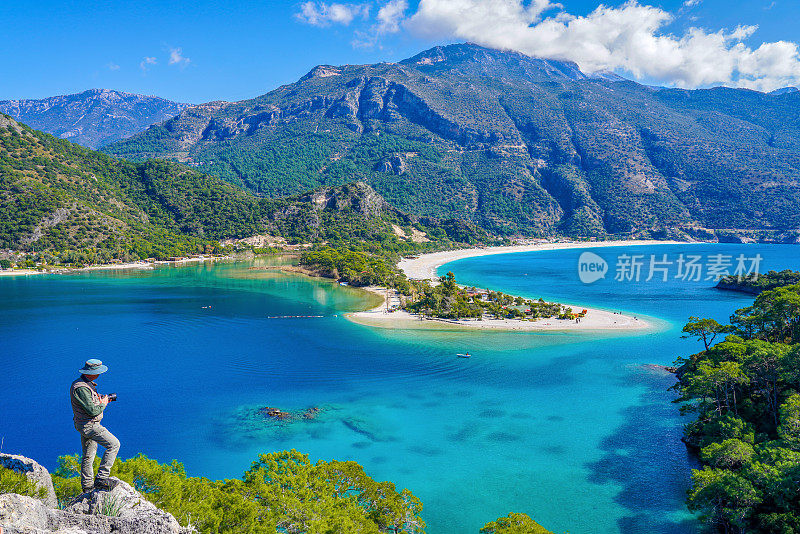 欣赏风景的摄影师。Ölüdeniz来自土耳其Fethiye。