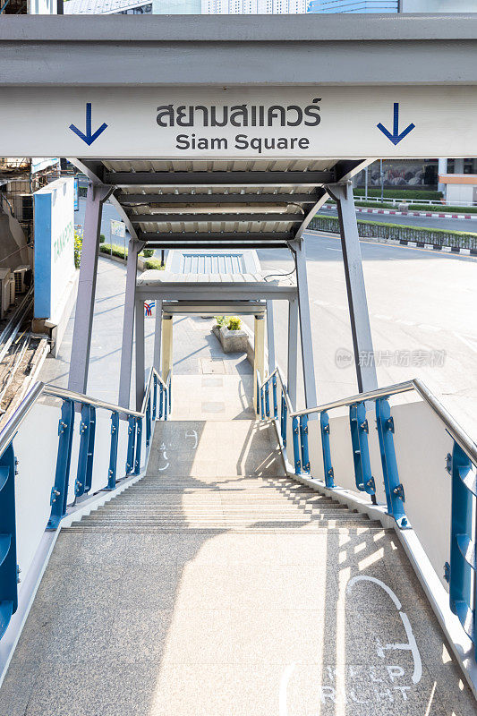 暹罗广场国家体育场BTS轻轨站楼梯上的箭头标志。没有人因冠状病毒传播的情况。