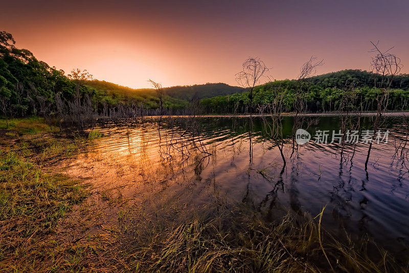 黄昏时的欣泽大坝