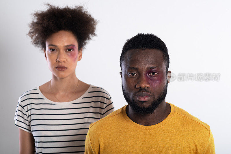 非裔美国青年男女的肖像，脸上有瘀伤，这是种族主义的见证人