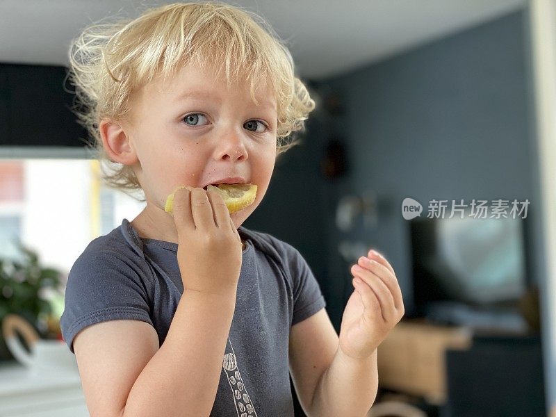 幼童品尝酸柠檬