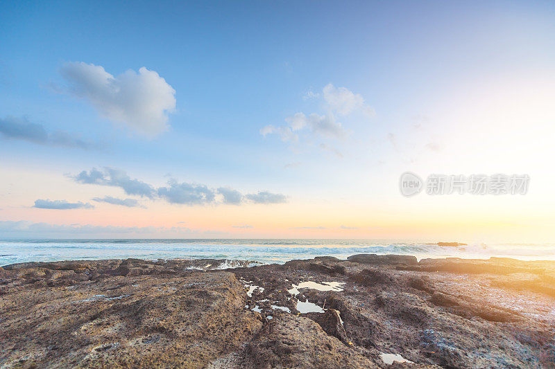 美丽的风景日落热带海滩海在印度尼西亚巴厘岛