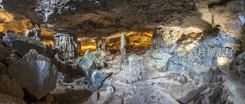 越南下龙湾的洞穴