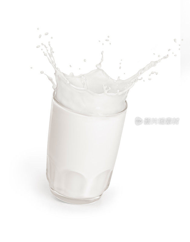 牛奶皇冠上的白色背景。牛奶在杯子里。