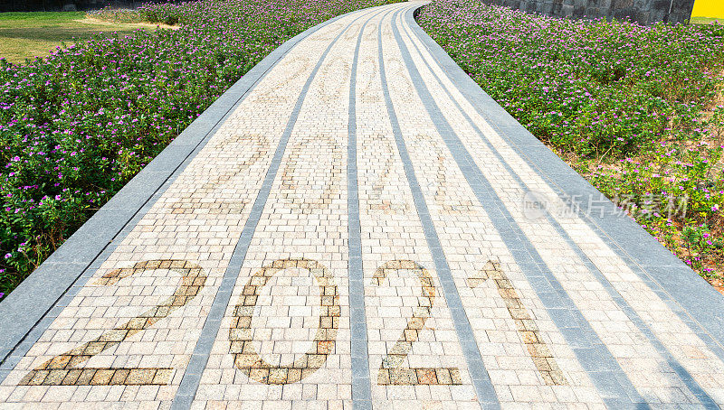 在花园的石头人行道上的2021年到2024年的数字