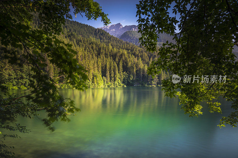 阿尔卑斯山风景中的托维尔湖–特伦蒂诺阿尔托阿迪格，多洛米蒂-意大利