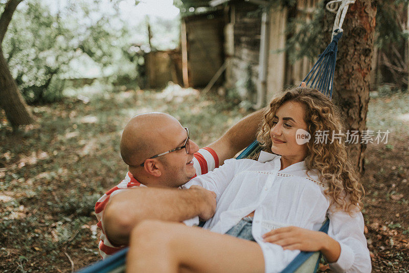 一对可爱的夫妇在村里享受一天