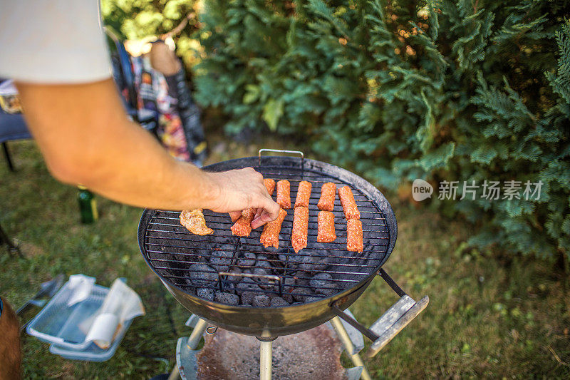 用煤在烧烤架上烤肉