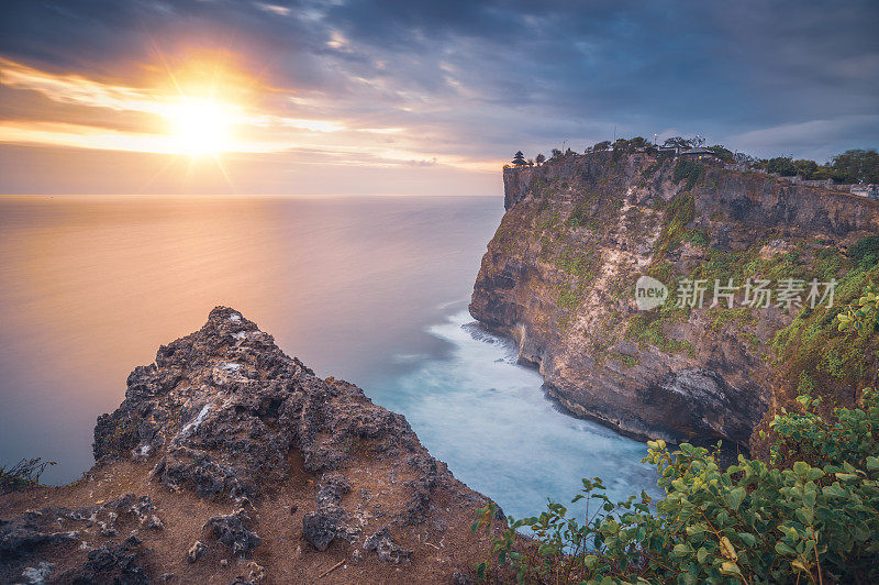 Uluwatu是位于Uluwatu的巴厘岛印度教海上寺庙。旅游景点在印尼巴厘岛