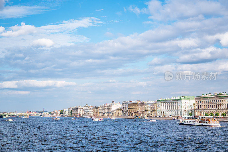 通过涅瓦河俯瞰圣彼得堡的宫殿堤岸。