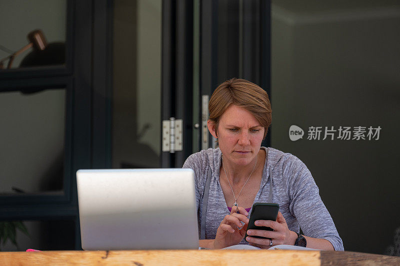 一个成熟的女人坐在院子里学习