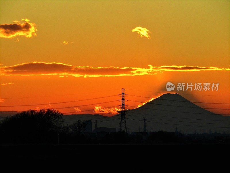 日本。1月。太阳落在富士山后面。