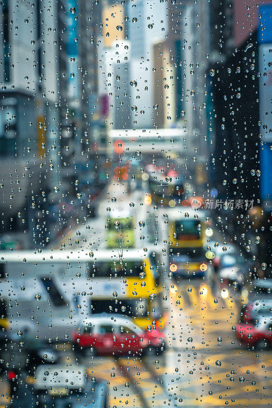 雨滴落在窗玻璃上，暴雨天