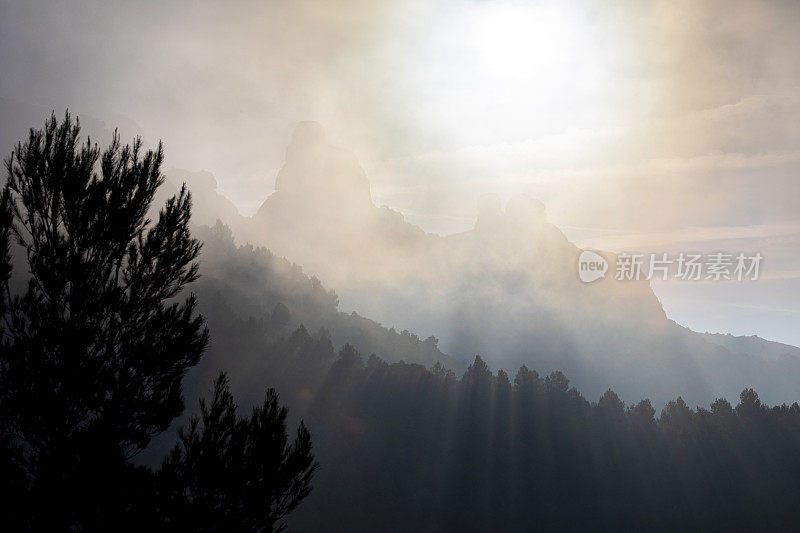 蒙特塞拉特拉格兰波特拉的日出，一个有雾的早晨