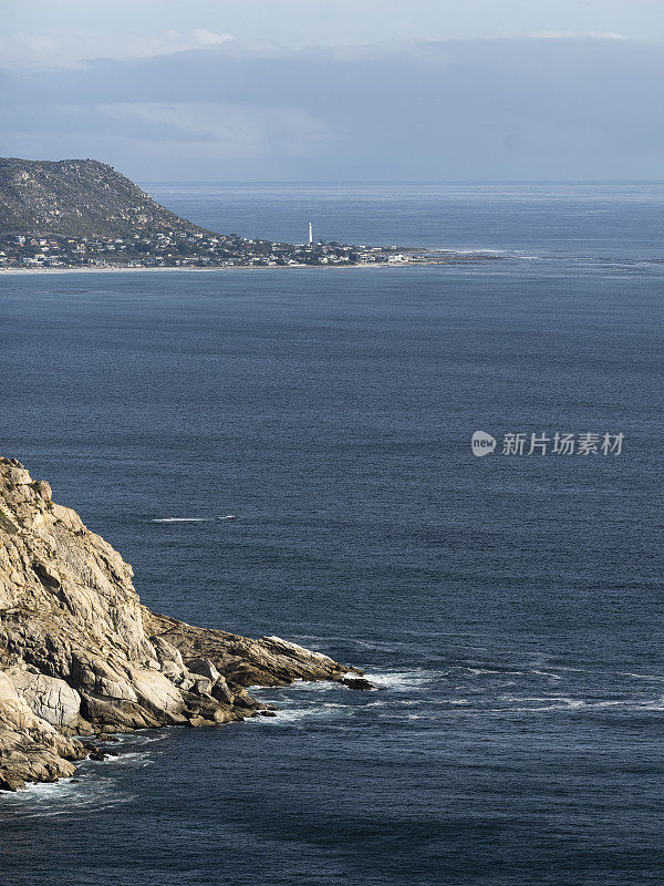 崎岖的海岸线，远处有灯塔