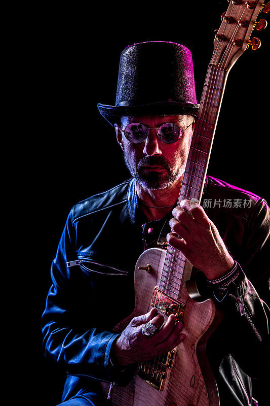 摇滚音乐家肖像对黑色的背景
