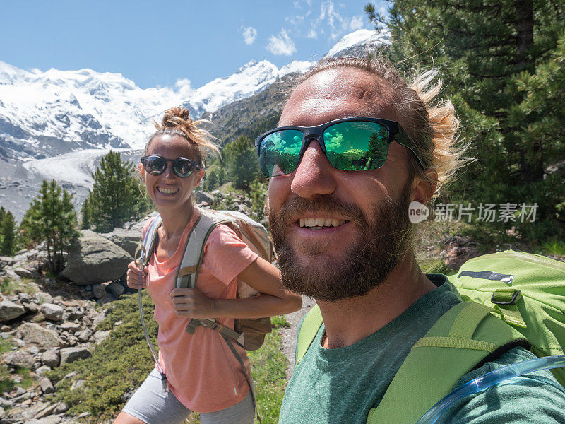 两个徒步旅行者停下来欣赏冰川的景色