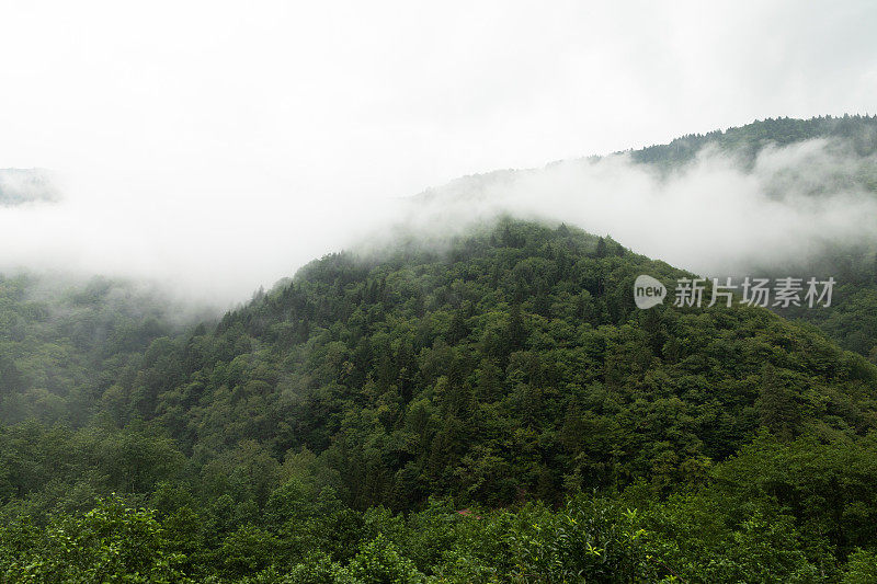 艾德高原山区多云天气