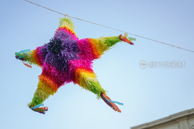 Piñata悬挂在墨西哥的一条街上