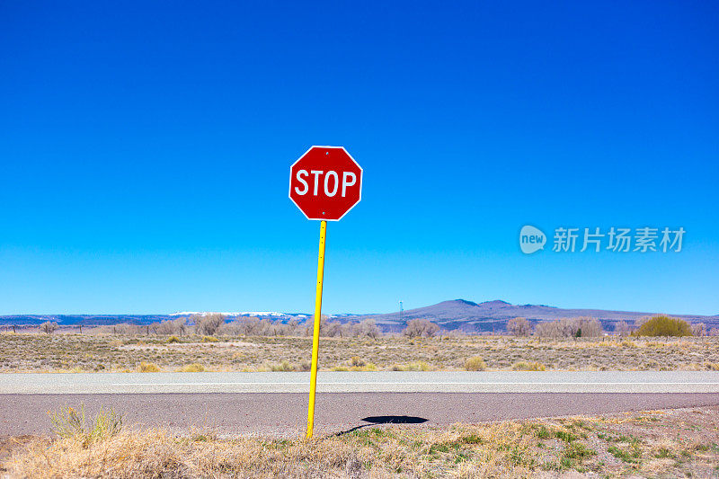 停止标志，蓝天，道路，沙漠空虚