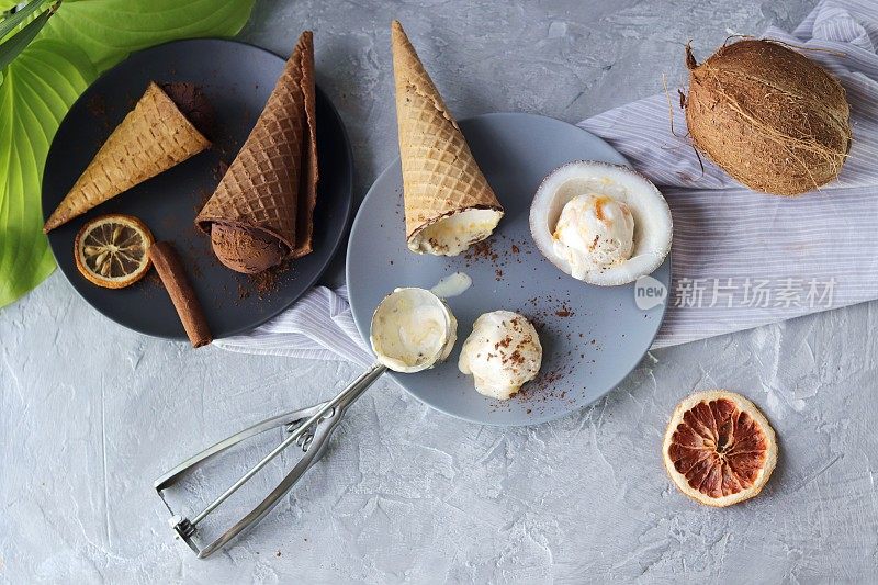 自制的华夫筒巧克力冰淇淋，桌上放着椰子