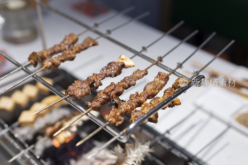 餐馆里烤肉架上的烤肉