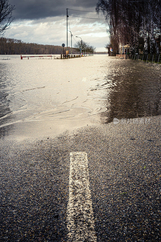 莱茵河淹没了一条街道