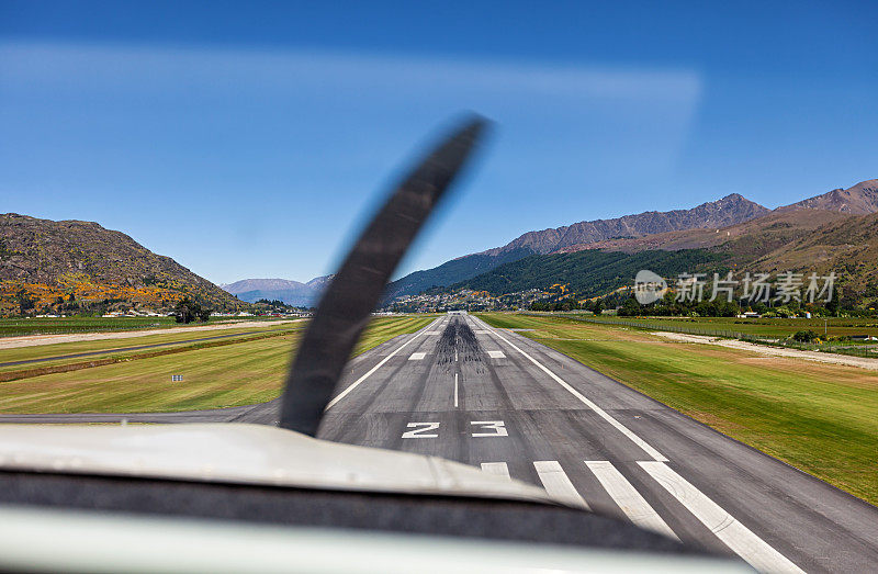 一架小飞机降落在新西兰昆士敦机场。从驾驶舱。